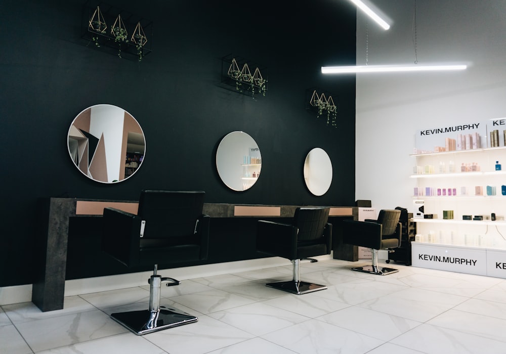 Les postes de coiffage du salon